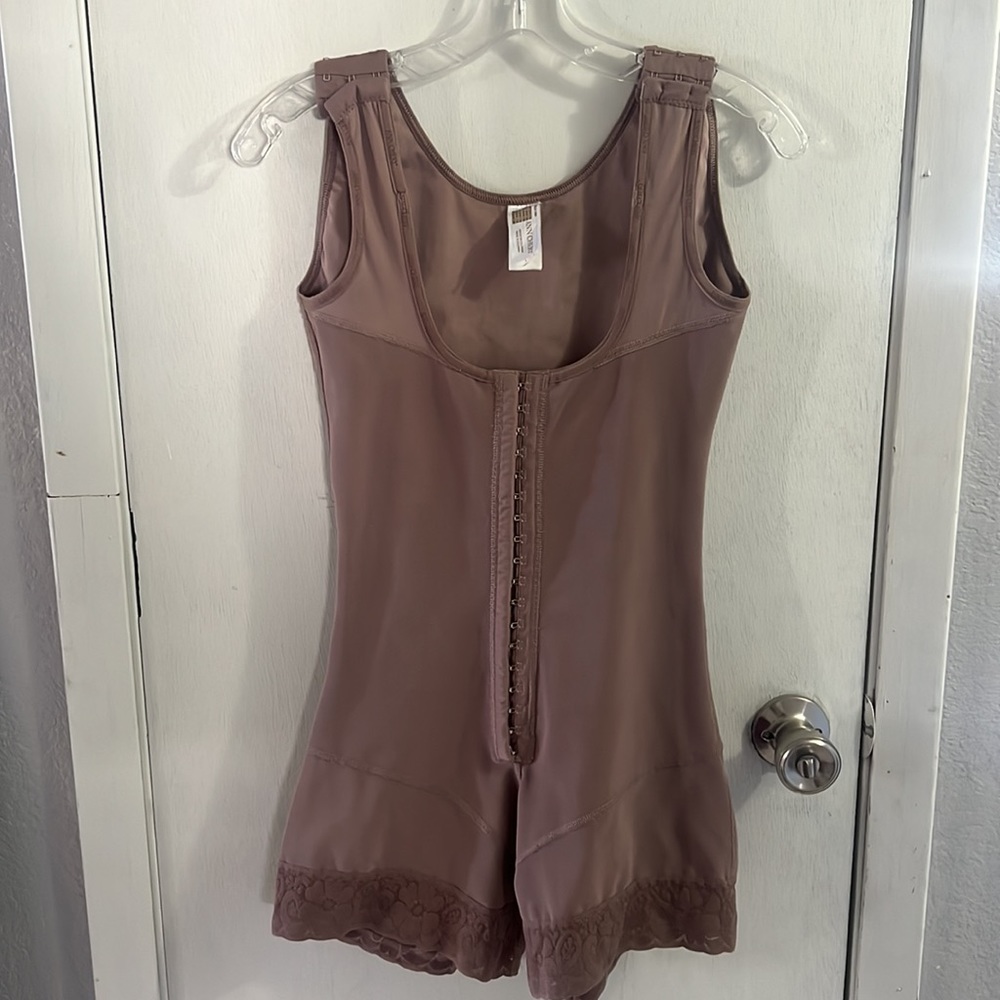 Faja colombiana . Compression garment.